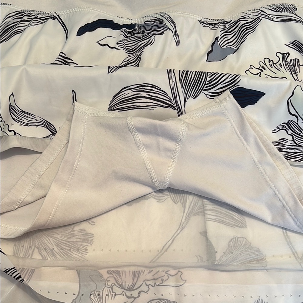 Athleta Black and White Floral Laser Cut Skort size Large - Picture 5 of 6